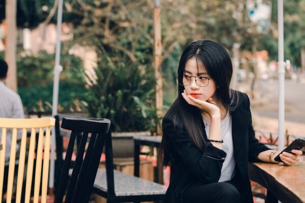 Meskipun Punya Banyak Teman, 6 Zodiak Ini Lebih Suka Menyendiri