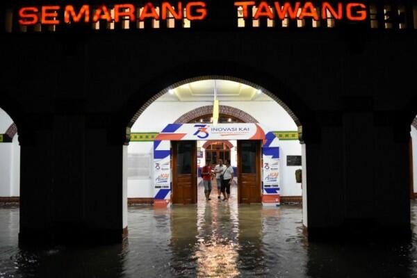 Hujan Deras dan Angin Kencang Picu Banjir di Semarang