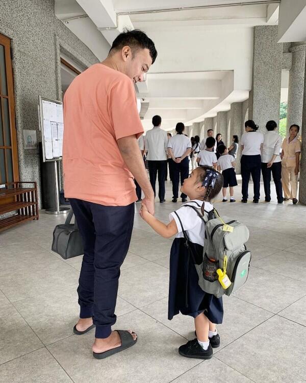 Gemas Banget, 10 Momen Manis Ruben Onsu Antar Thalia Sekolah