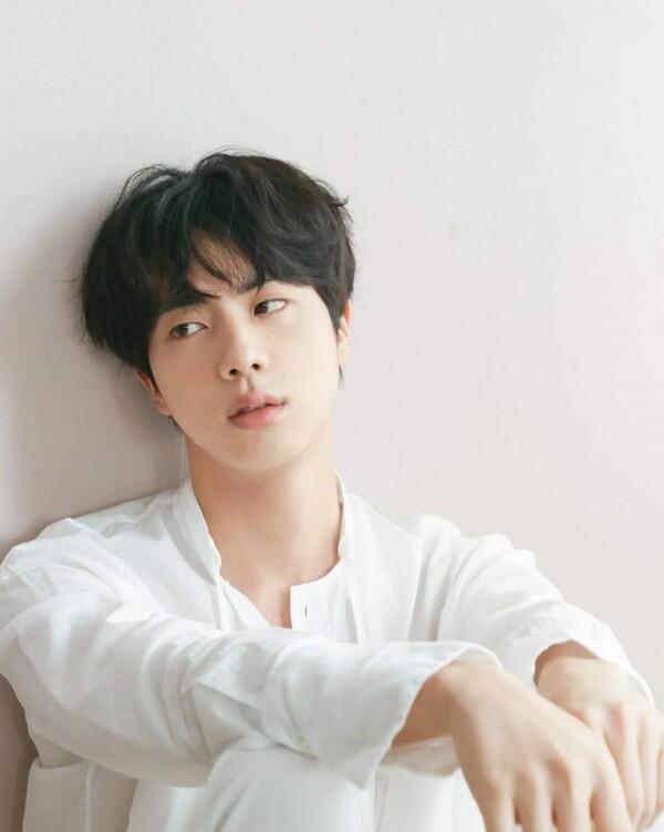 Ulang Tahun ke-26, Ini 7 Fakta Jin BTS yang Bikin Kamu Makin Sayang