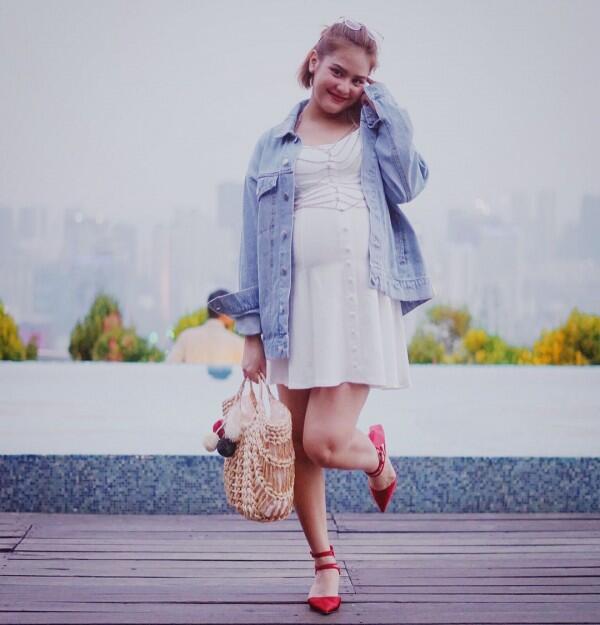8 Inspirasi OOTD Buat Para Ibu Hamil ala Selebriti Tanah Air, Stylish!