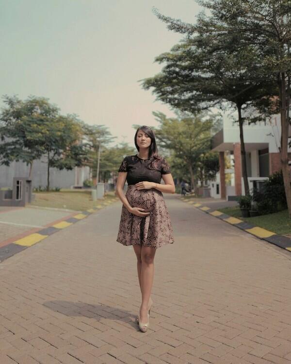 8 Inspirasi OOTD Buat Para Ibu Hamil ala Selebriti Tanah Air, Stylish!