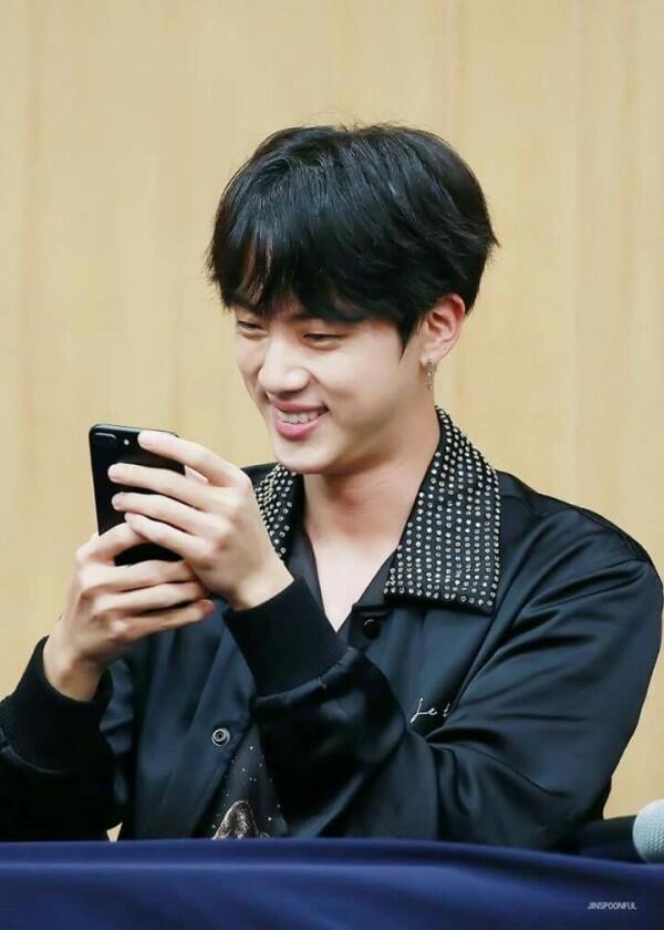 Genap 26 Tahun, 10 Fakta Menarik Jin BTS Ini Bikin Kamu Jatuh Hati