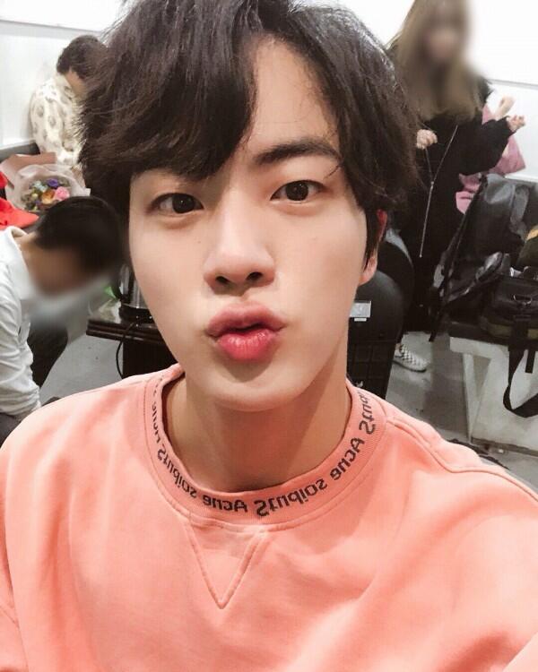 Genap 26 Tahun, 10 Fakta Menarik Jin BTS Ini Bikin Kamu Jatuh Hati