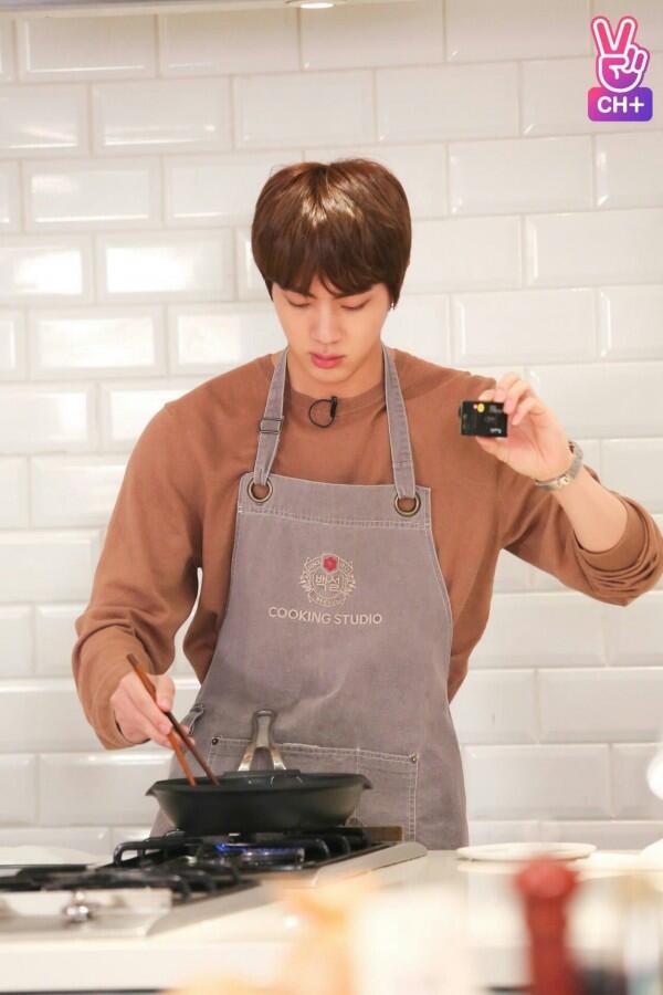 Genap 26 Tahun, 10 Fakta Menarik Jin BTS Ini Bikin Kamu Jatuh Hati
