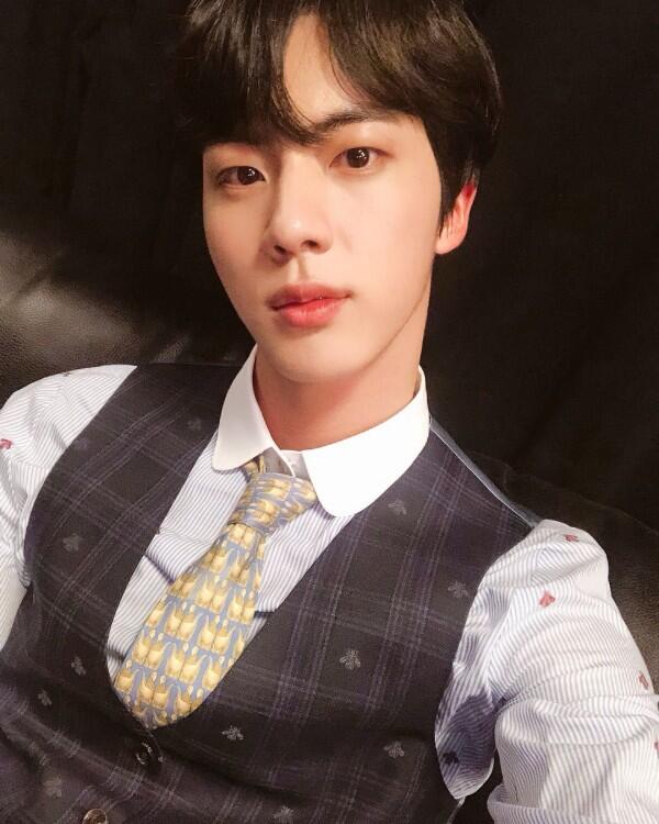 Genap 26 Tahun, 10 Fakta Menarik Jin BTS Ini Bikin Kamu Jatuh Hati