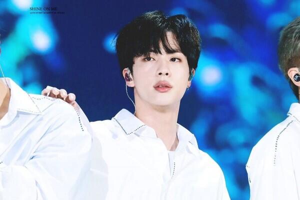 Gak Hanya Modal Tampang, Ini 5 Alasan Kamu Wajib Mengidolakan Jin BTS