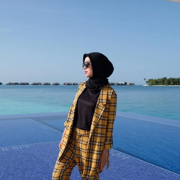 10 Inspirasi Fashion Hijab Elegan ala Ratna Galih, Gampang Disontek!