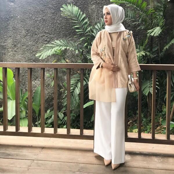 10 Inspirasi Fashion Hijab Elegan ala Ratna Galih, Gampang Disontek!