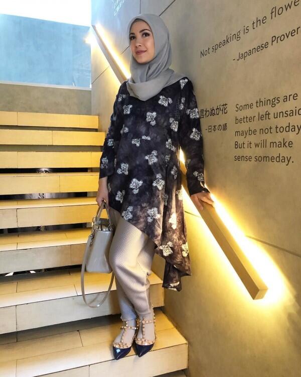 10 Inspirasi Fashion Hijab Elegan ala Ratna Galih, Gampang Disontek!