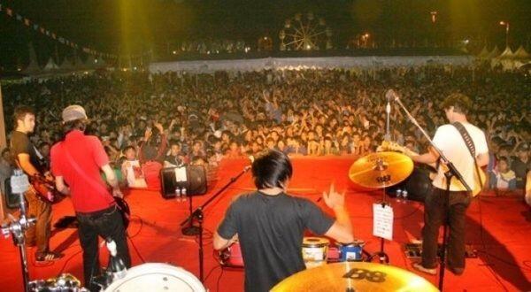 8 Band dan Grup Parodi Jadul Ini Bakal Bikin Kamu Tertawa Lepas!