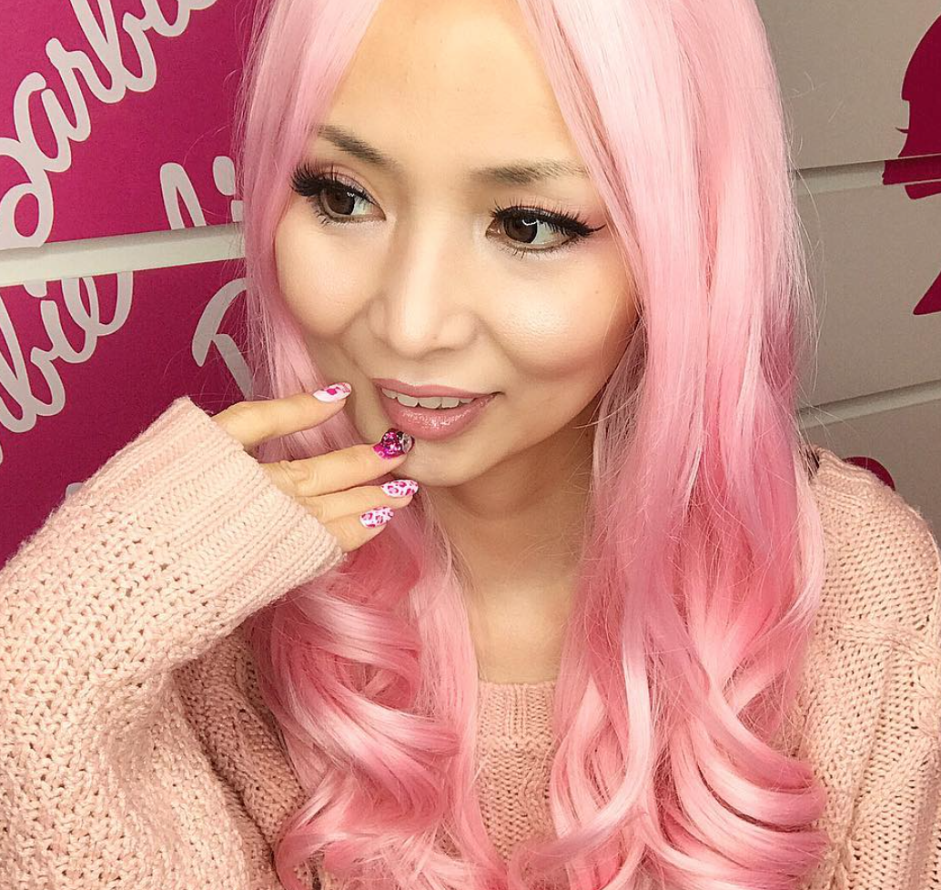 Gila, Wanita Ini Habiskan Rp1 Miliar Demi Barbie!