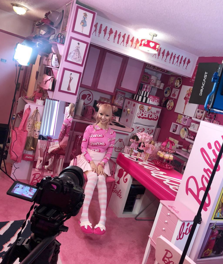 Gila, Wanita Ini Habiskan Rp1 Miliar Demi Barbie!