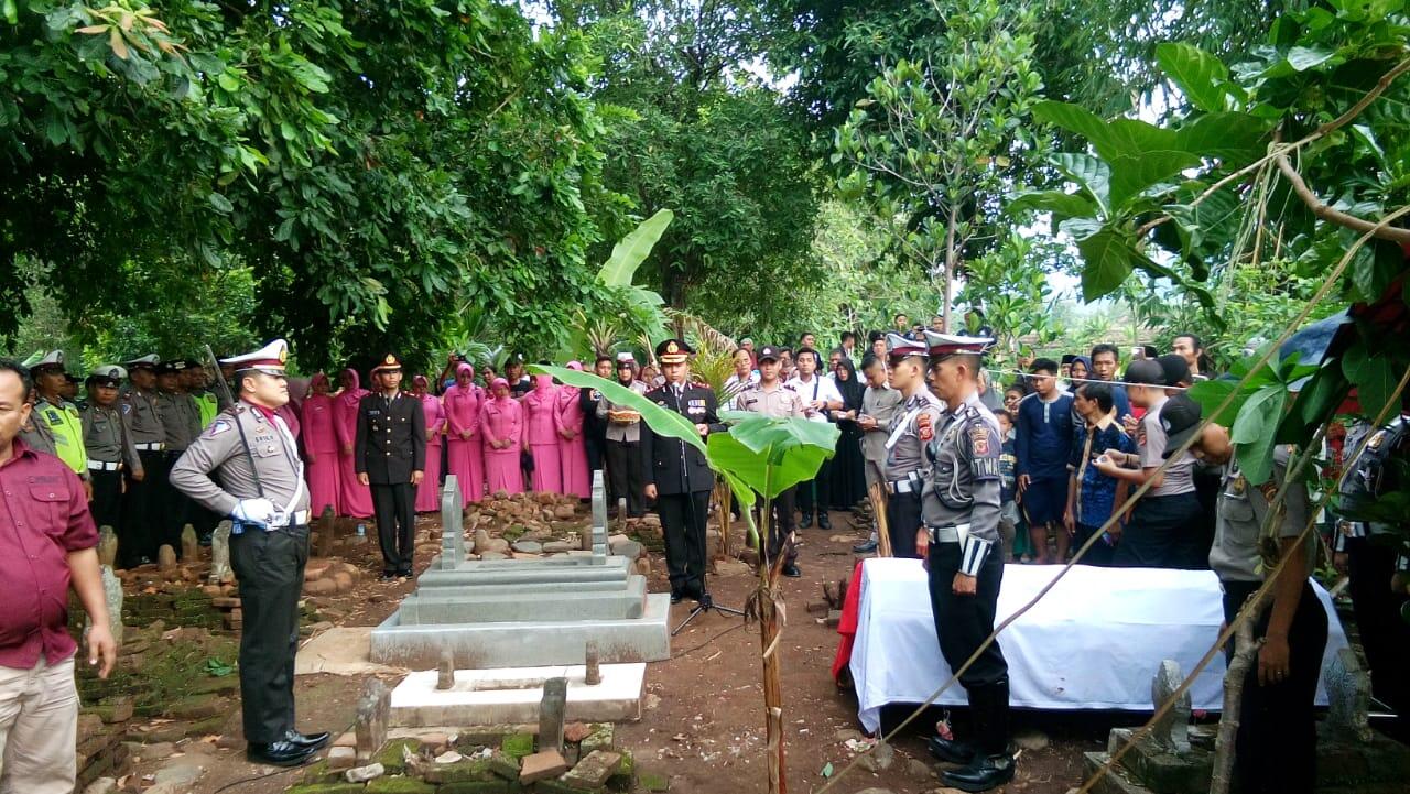 Kapolres Majalengka Pimpin Upacara Pemakaman Almarhum Bripka Juki Marjuki