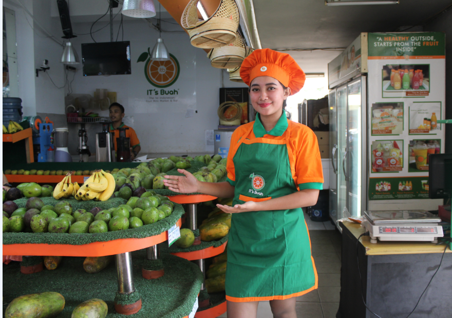 Waiters Cafe Buah