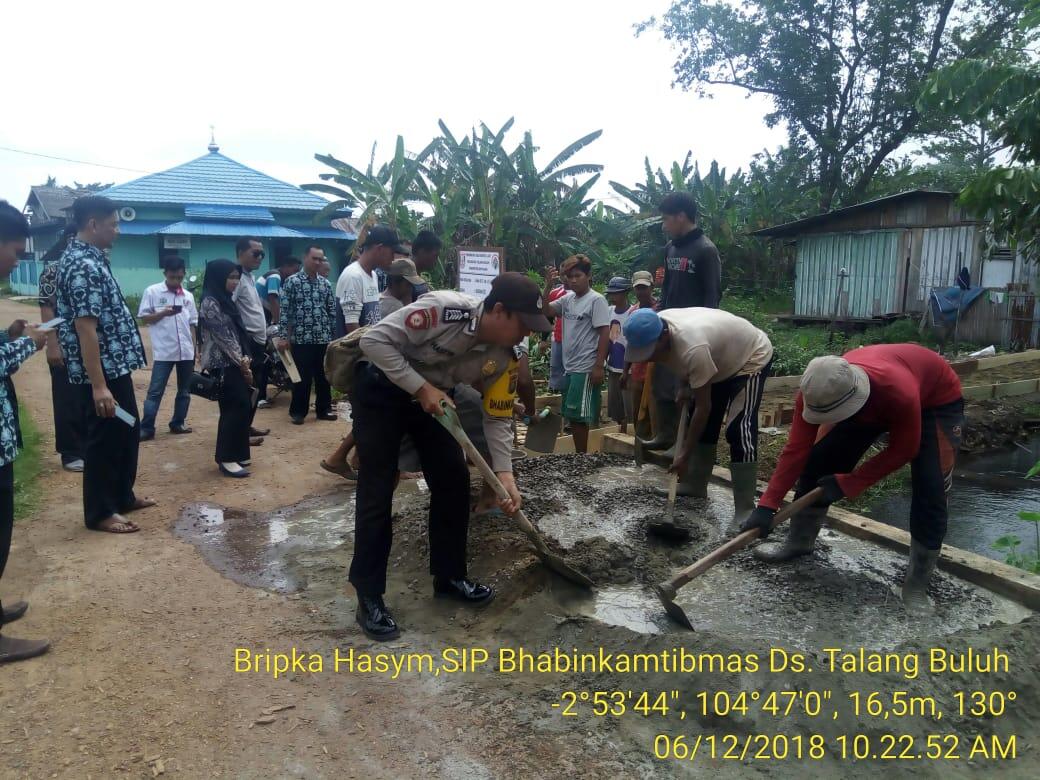 Bhabinkamtibmas Talang Kelapa Pantau Pembangunan Jalan Desa Kenten Laut