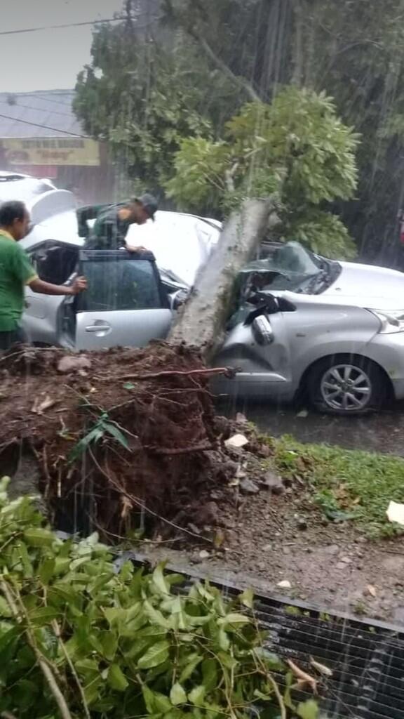 Bogor hujan angin, ancur parah