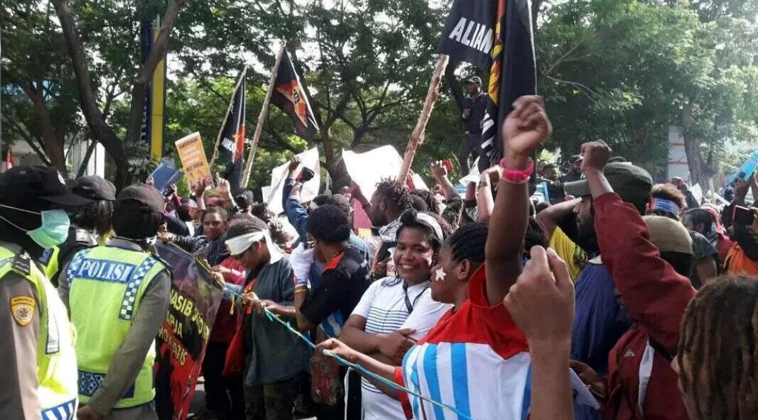 Aksi Damai Mahasiswa Papua di Surabaya Dibalas Makian &amp; Kekerasan