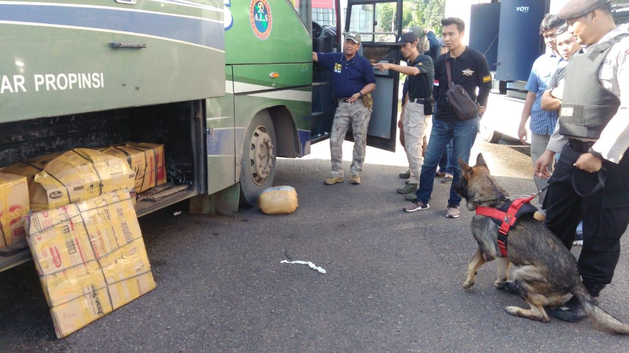 Personil Gabungan Polda Sumsel dan Polres Banyuasin Merazia Sejumlah Kendaraan