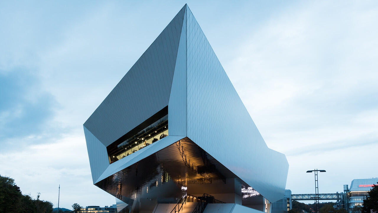 Tur keliling Museum Porsche di Stuttgart, yuk!