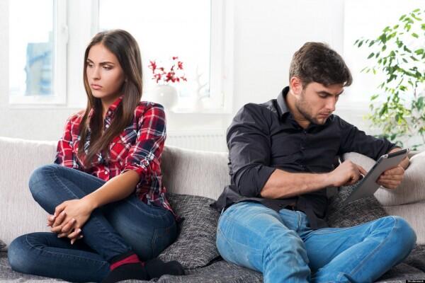 8 Tanda Cowok Main-Main dengan Perasaanmu, Jangan Tertipu Girls!