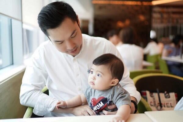 Idaman Banget, 10 Potret Suami Sandra Dewi Waktu Momong Anak
