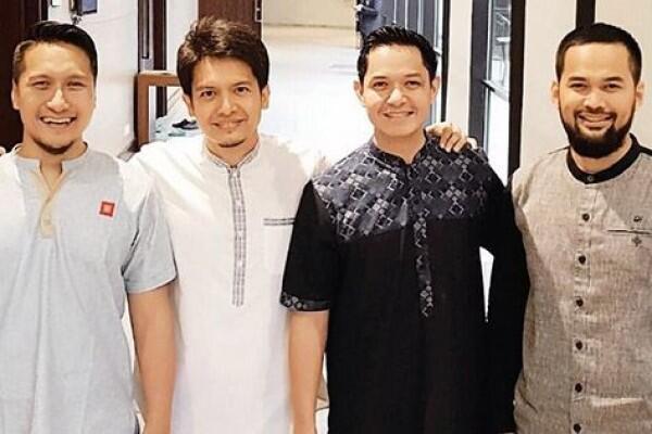 Laporkan Suami Artis, Ini 10 Potret Arie Untung & ‘Sahabat Hijrah’-nya