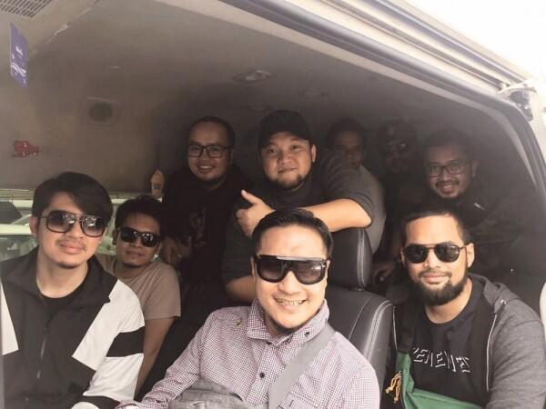 Laporkan Suami Artis, Ini 10 Potret Arie Untung & ‘Sahabat Hijrah’-nya