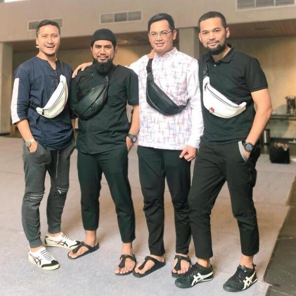 Laporkan Suami Artis, Ini 10 Potret Arie Untung & ‘Sahabat Hijrah’-nya