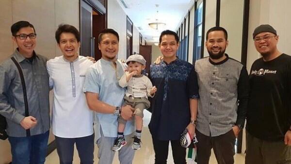 Laporkan Suami Artis, Ini 10 Potret Arie Untung & ‘Sahabat Hijrah’-nya