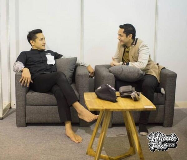 Laporkan Suami Artis, Ini 10 Potret Arie Untung & ‘Sahabat Hijrah’-nya