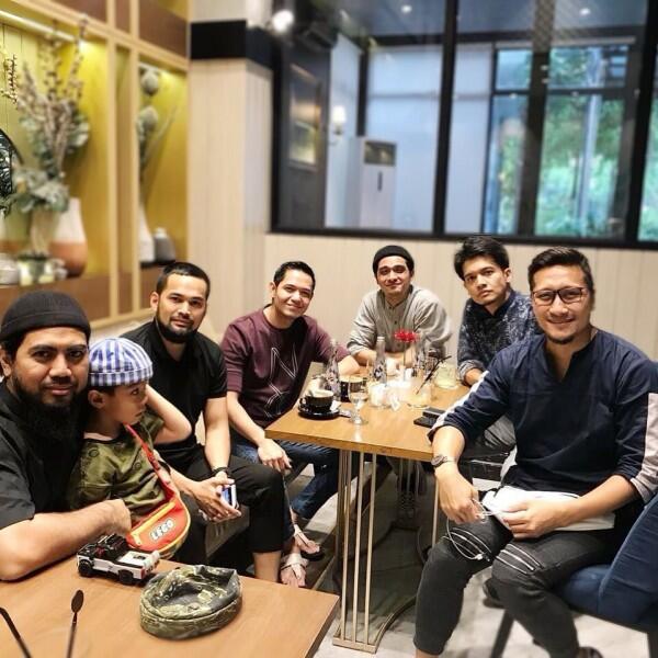 Laporkan Suami Artis, Ini 10 Potret Arie Untung & ‘Sahabat Hijrah’-nya