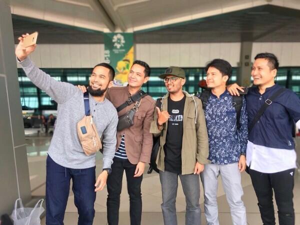 Laporkan Suami Artis, Ini 10 Potret Arie Untung & ‘Sahabat Hijrah’-nya