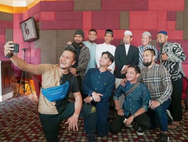 Laporkan Suami Artis, Ini 10 Potret Arie Untung & ‘Sahabat Hijrah’-nya