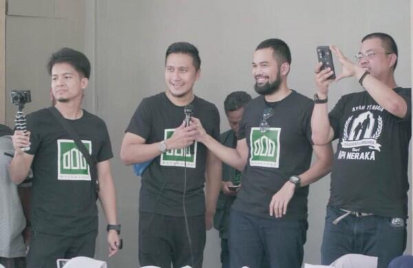 Laporkan Suami Artis, Ini 10 Potret Arie Untung & ‘Sahabat Hijrah’-nya
