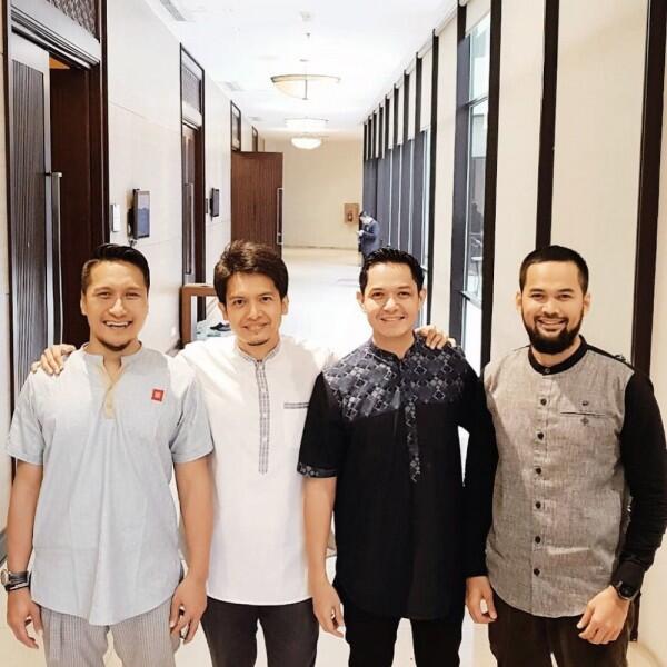 Laporkan Suami Artis, Ini 10 Potret Arie Untung & ‘Sahabat Hijrah’-nya