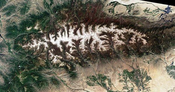 10 Foto Gunung Terkenal di Dunia Saat Dipotret dari Luar Angkasa