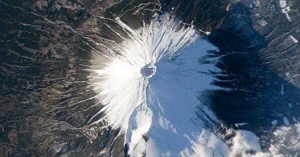 10 Foto Gunung Terkenal di Dunia Saat Dipotret dari Luar Angkasa