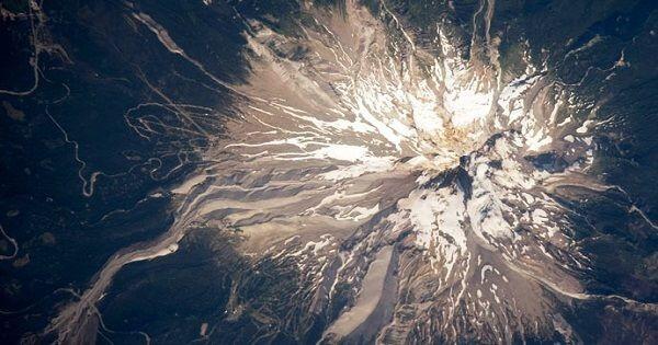 10 Foto Gunung Terkenal di Dunia Saat Dipotret dari Luar Angkasa