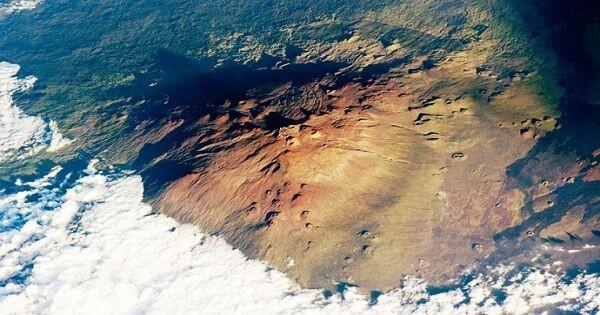 10 Foto Gunung Terkenal di Dunia Saat Dipotret dari Luar Angkasa