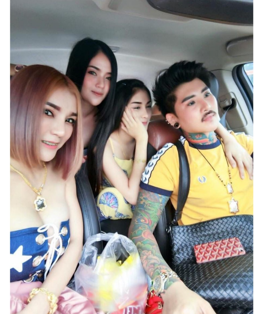 Hasil gambar untuk pria thailand punya empat istri cantik