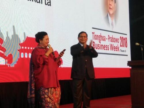 Ketika Prabowo Ajak Titiek Soeharto Duet Nyanyi Lagu Mandarin, Penonton pun Bersorak