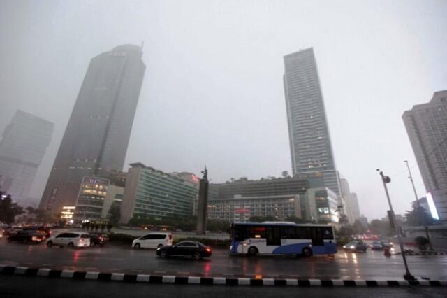 Hujan Lokal Hampiri Sebagian Wilayah Jakarta Siang Hari