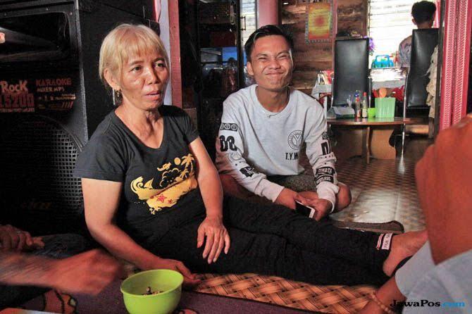 Ngaku Cinta Mati, Pemuda Tampan Ini Nekat Nikahi Nenek 10 Cucu, Kisahnya Viral