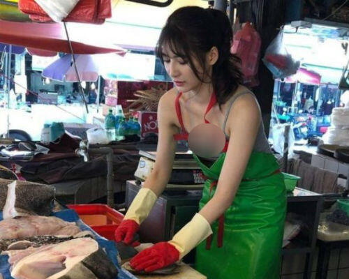 Tukang Penjual Ikan Cantik Ini Buat Pasar Jadi Heboh Lho!