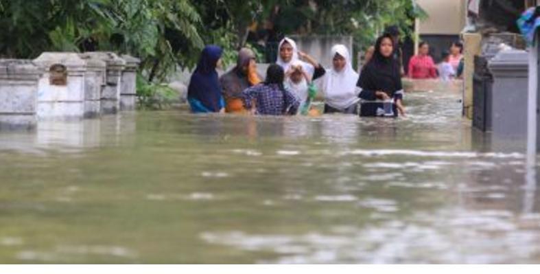 Kali Mampang Meluap, Kompleks Polri Tergenang Banjir Satu Meter