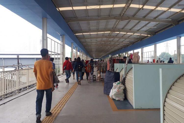 Pedagang Mulai Tempati Lapak di Skybridge Tanah Abang