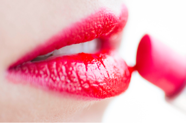Curi Perhatian dengan Tren Lipstik Berantakan, Berani Coba?