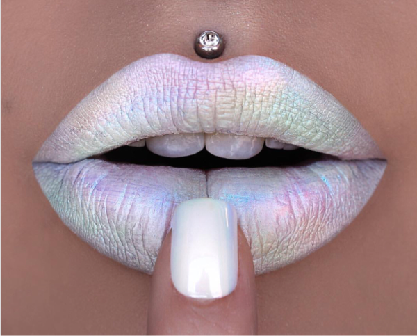 Tampil Reflektif dengan Riasan Lipstik Holografik