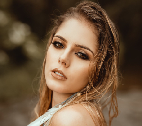 5 Tren Pakai Eyeliner untuk Liburan Akhir Tahun